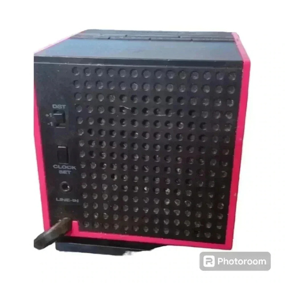 RealTone RT205 AM/FM Black/Hot Pink Dual Alarm Clock Cube - Picture 4 of 5